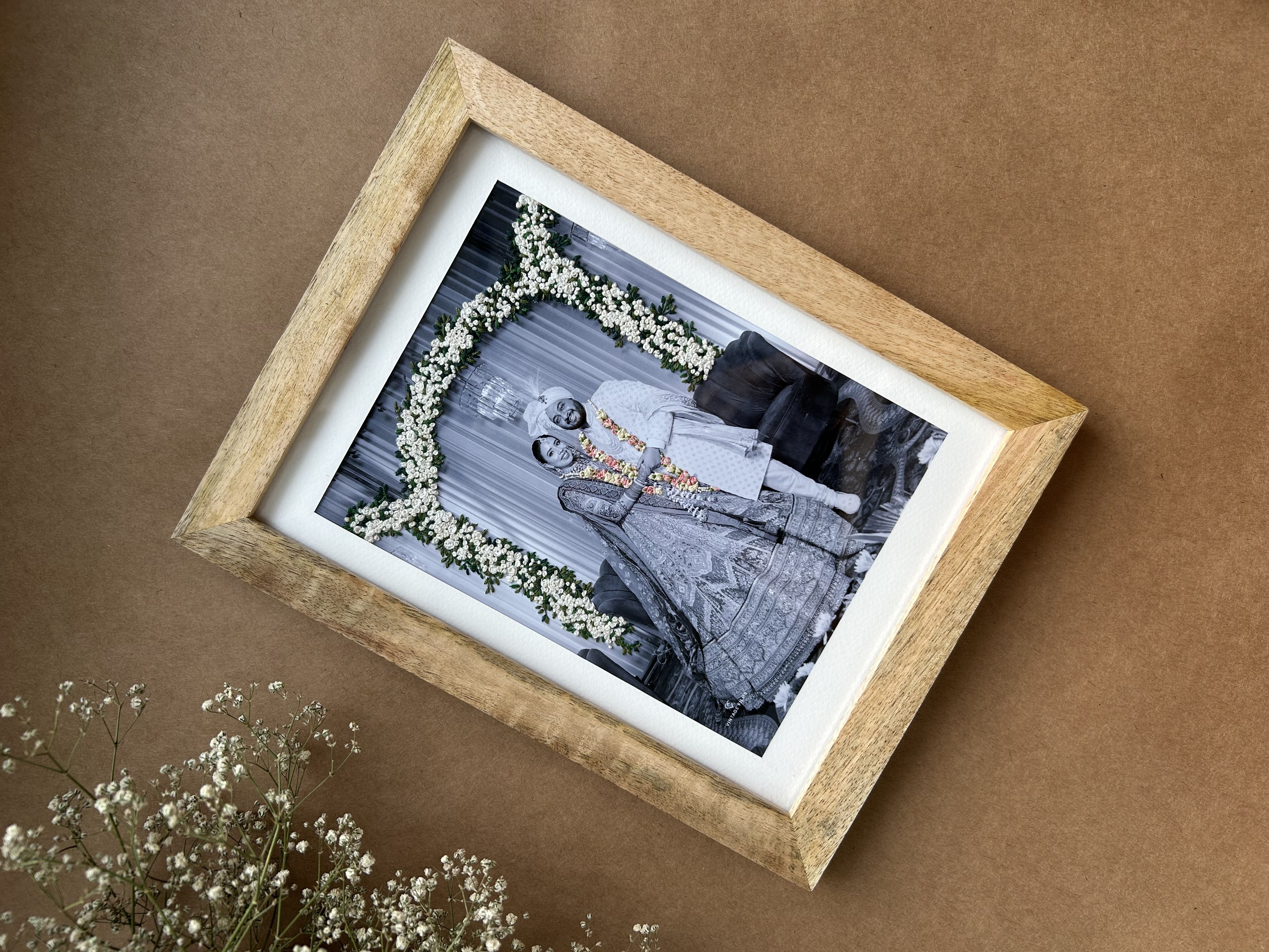 Garlands and floral arrangements embellishment